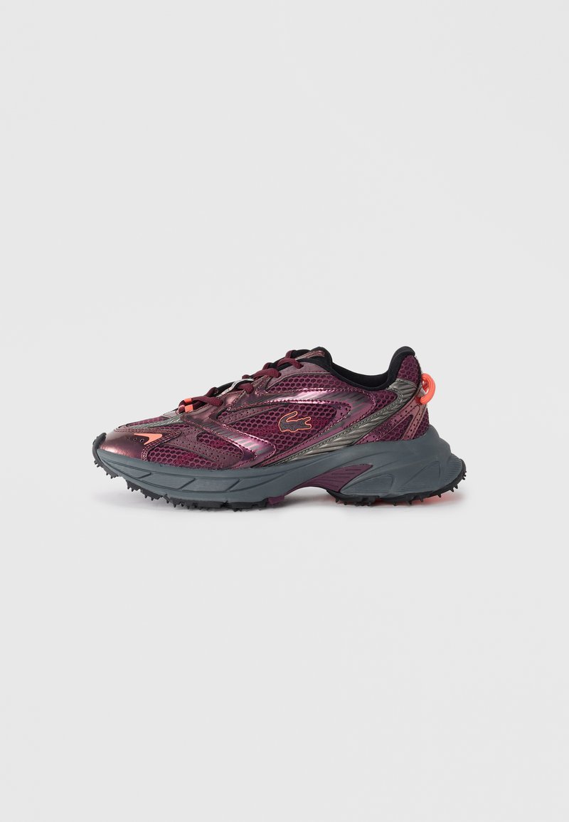 Chaussure de course légère en maille noir et violet foncé avec une semelle en caoutchouc texturé et des détails en orange. Dotée de lacets et d'une languette à l'arrière.