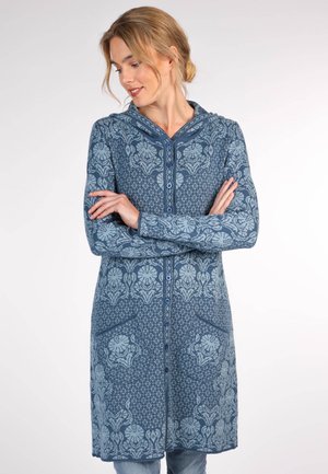 Langer, blauer Cardigan mit Muster, der eine Kapuze, einen Knopfverschluss und Vorderentaschen mit floralen Details sowie kontrastierenden Texturen aufweist.