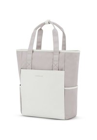 Bolsa tote de color gris claro con dos asas, fabricada en tela, que cuenta con un bolsillo frontal blanco y detalles de costura. Diseño simple y funcional.