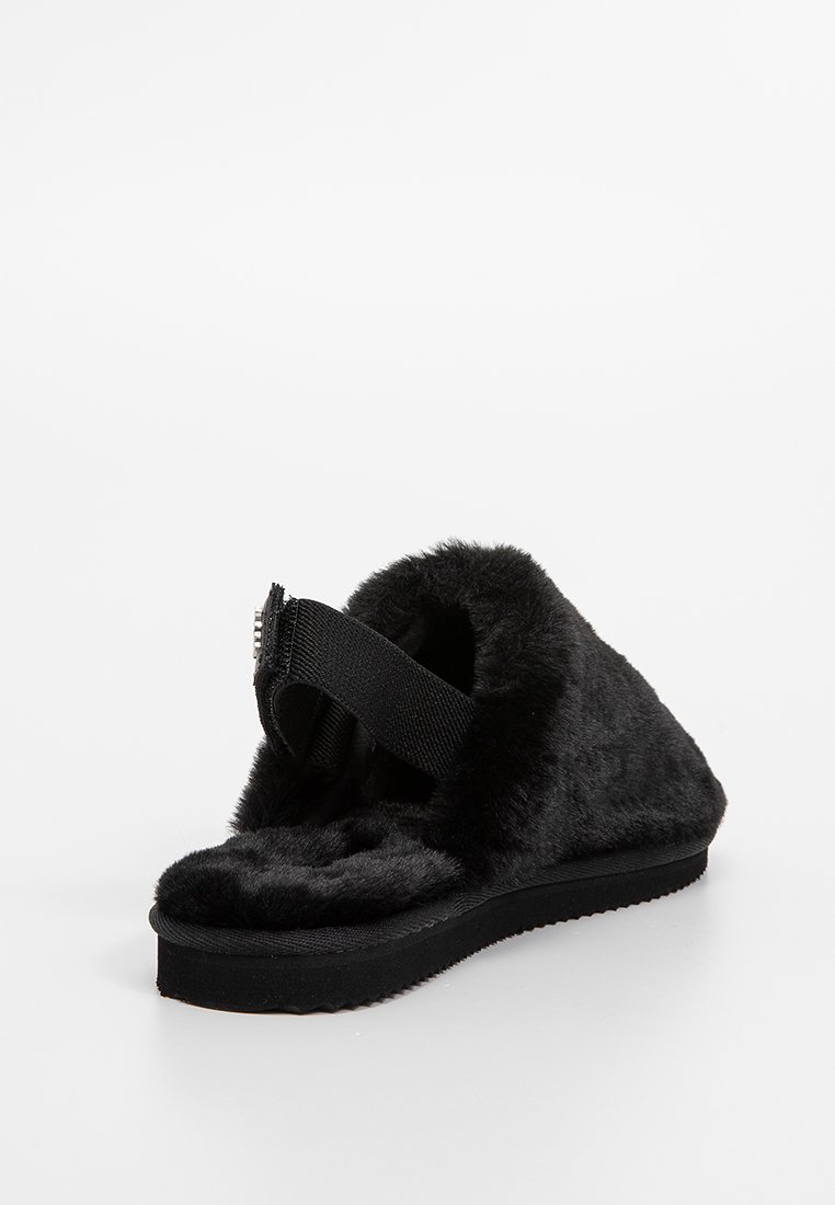 Zwarte schuifsandaal met een zachte, pluizige bovenkant, een elastische band voor een veilige pasvorm en een gestructureerde zwarte zool voor grip.
