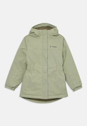 Chaqueta de invierno aislante Columbia de color verde claro con capucha, puños elásticos en las muñecas, bolsillos laterales y logotipo en el pecho izquierdo sobre fondo blanco.