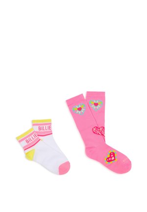 Deux paires de chaussettes : une paire courte blanche avec des accents roses, jaunes et le texte "BILLIE" ; une paire longue rose avec des motifs de cœurs colorés.