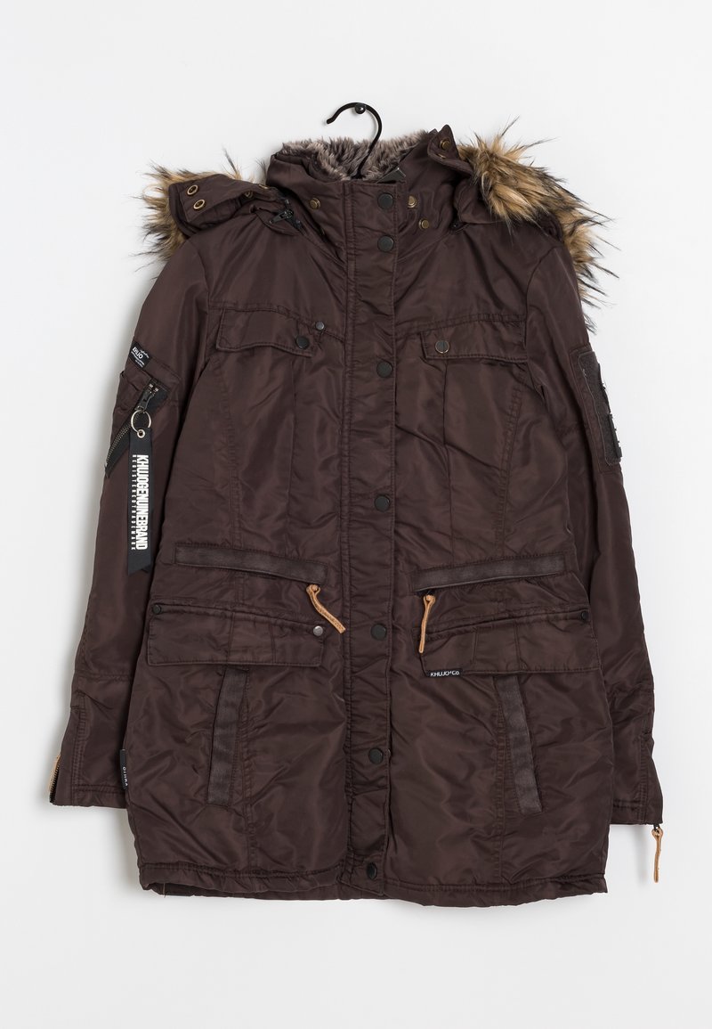 Veste d'hiver marron foncé avec capuche bordée de fourrure, boutons-pression à l'avant, plusieurs poches, poche zippée sur la manche et étiquette de marque sur le bras gauche.