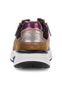 Bruine suède sneakers met metallic paarse en zilveren accenten, een gestructureerd zwart patroon, een gewatteerde kraag en een zoolontwerp in wit en zwart.