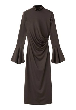 Vestido marrón de manga larga con cuello alto, diseño arrugado a lo largo del lado y puños acampanados, confeccionado en una tela suave.