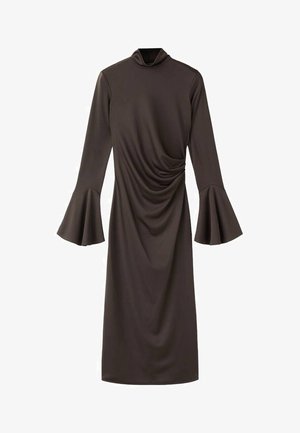 Braunes Kleid mit langen Ärmeln und hohem Kragen, gerafftem Design an der Seite und weit ausgestellten Ärmeln aus glattem Stoff.