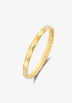 Bague en or mince avec un motif géométrique facetté créant des reflets en forme de diamant sur sa surface.