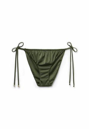 Parte inferior de bikini verde oliva con lazos ajustables a los lados, hecha de una tela suave con textura fruncida y un diseño de cobertura mínima.