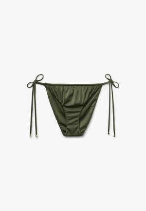 Oliwkowe majtki bikini z regulowanymi wiązaniami po bokach, wykonane z gładkiego materiału o marszczonej fakturze i minimalnym pokryciu.