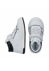 Sneaker alto bianche con accenti neri, realizzate in materiale sintetico liscio, punta rotonda, chiusura con lacci e fascia regolabile in velcro.