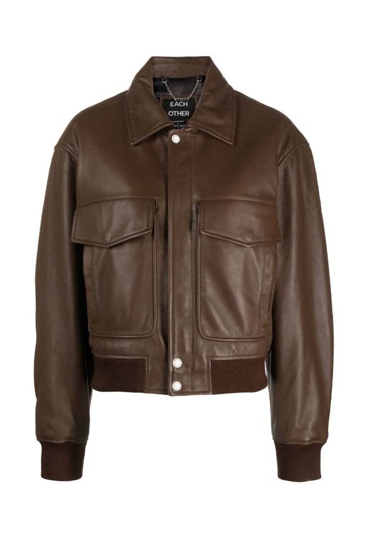 Giacca in pelle marrone con bottoni a pressione sul davanti, due ampie tasche a patta, polsini e orlo a coste, mostrata su sfondo bianco.