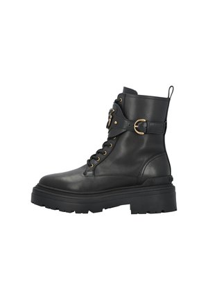 Zwarte leren enkelboots met een robuuste zool, voorzien van een vetersluiting aan de voorkant, een decoratieve band met een gouden gesp en een lus aan de achterkant.