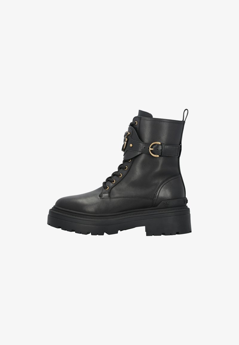 Botas de cano baixo em pele preta com um solado robusto, apresentando um fecho de atacadores na parte frontal, uma faixa decorativa com uma fivela dourada e uma alça na parte traseira.