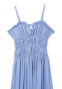 Robe bleu clair à fines bretelles, corsage smocké et accents volantés le long de l'encolure et des manches. Tissu lisse, design décontracté.