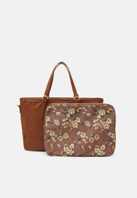 Bolso tote de imitación piel marrón con dos asas, acompañado de una funda para portátil rosa con estampado floral que presenta flores blancas y naranjas.