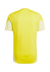 T-shirt de sport jaune à manches courtes, fabriqué en tissu léger, avec des panneaux latéraux blancs, texture lisse et col rond.