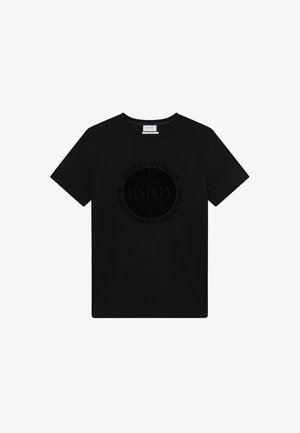 T-shirt de algodão preto com gola redonda, apresentando uma gráfica circular em texto preto mate: "LES DEUX COPENHAGEN" e "INSPIRADO PELA COMUNIDADE."