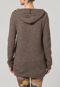 Felpa a maglia marrone con finitura texture, dotata di tasca posteriore, cappuccio con coulisse e orlo leggermente più lungo.