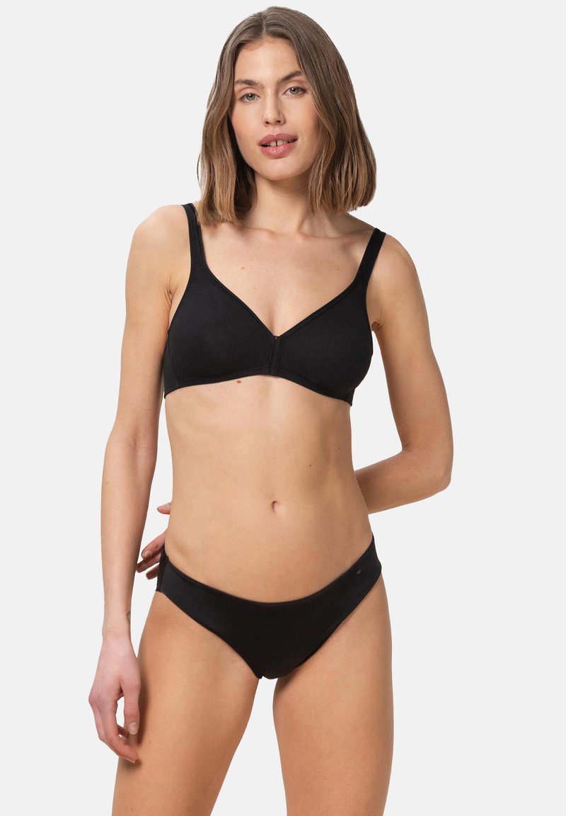 Svart underklädesset som består av en mjuk, sömlös bralette med breda band och matchande hipster-trosor. Tillverkade av ett mjukt, stretchigt tyg.