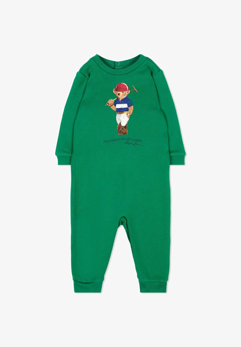 Tutina verde a maniche lunghe per bambini con un orso che gioca a polo, indossando un casco rosso e una maglietta a strisce blu stampata sul davanti.