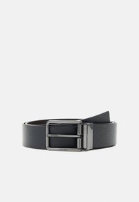 Cintura in pelle nera con finitura testurizzata, dotata di una fibbia rettangolare in argento. Il design è classico e adatto per vari outfit.