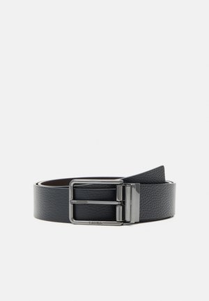 Cintura in pelle nera con finitura testurizzata, dotata di una fibbia rettangolare in argento. Il design è classico e adatto per vari outfit.