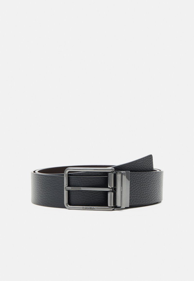 Cintura in pelle nera con finitura testurizzata, dotata di una fibbia rettangolare in argento. Il design è classico e adatto per vari outfit.