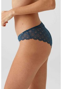 Kantondergoed in donker teal, met scalloped randen, ingewikkelde bloemenpatronen en een zachte, textuurachtige afwerking. Hoog uitgesneden ontwerp.