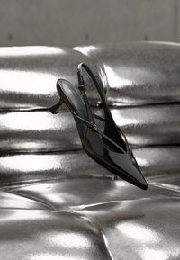 Επιλέχθηκε, black
