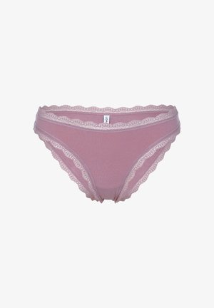 Biancheria intima da donna stile bikini di colore rosa chiaro con bordo in pizzo smerlato e una piccola etichetta bianca al centro della cintura.