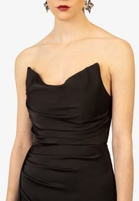 Schwarzes Satin-Kleid mit herzförmigem Ausschnitt und drapierten Details. Bietet eine figurschmeichelnde Silhouette und eine glatte, glänzende Textur.