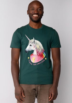 Groene katoenen t-shirt met een afbeelding van een eenhoorn met een hoorn, een kleurrijke manenkleur en de tekst "FLASH DE EENHOORN" in een cirkelvormig ontwerp.