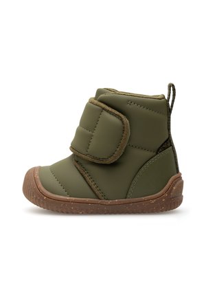 Bottine enfant vert olive avec semelle marron tachetée et large bande Velcro sur fond blanc.
