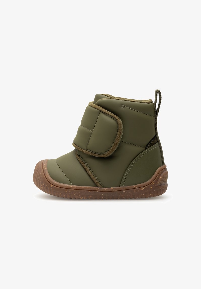 Bottine enfant vert olive avec semelle marron tachetée et large bande Velcro sur fond blanc.