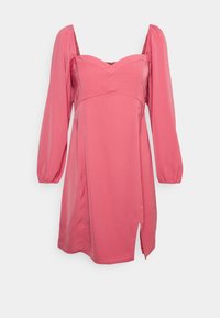 Vestido rosa con un corsé ajustado y mangas largas abullonadas. Tela de seda, con un dobladillo en ángulo y una abertura lateral, además de un escote en forma de corazón.