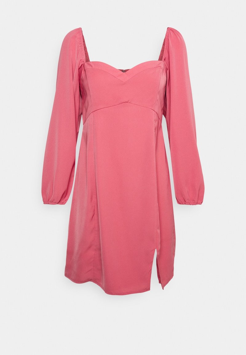 Vestido rosa con un corsé ajustado y mangas largas abullonadas. Tela de seda, con un dobladillo en ángulo y una abertura lateral, además de un escote en forma de corazón.