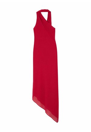 Rode mouwloze jurk met een gedrapeerde halslijn en een asymmetrische zoom. Gemaakt van een gladde stof, heeft het een vloeiende, lichte textuur.