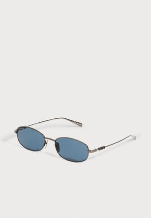 Ochelari de soare cu ramă metalică, lentile ovale albastre și tije subțiri, cu mici detalii decorative lângă balamale.