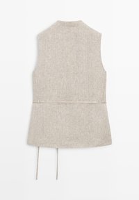 Mouwloos beige linnen vest met verstelbare stoffen riem aan de achterkant, plat gelegd tegen een witte achtergrond.