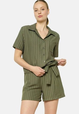 Olivgrüner Jumpsuit mit kurzen Ärmeln, vertikalen weißen Streifen, Knopfverschluss, Kragen und taillierter Gürtelschnalle. Weicher Stoff mit Taschen-Detail.