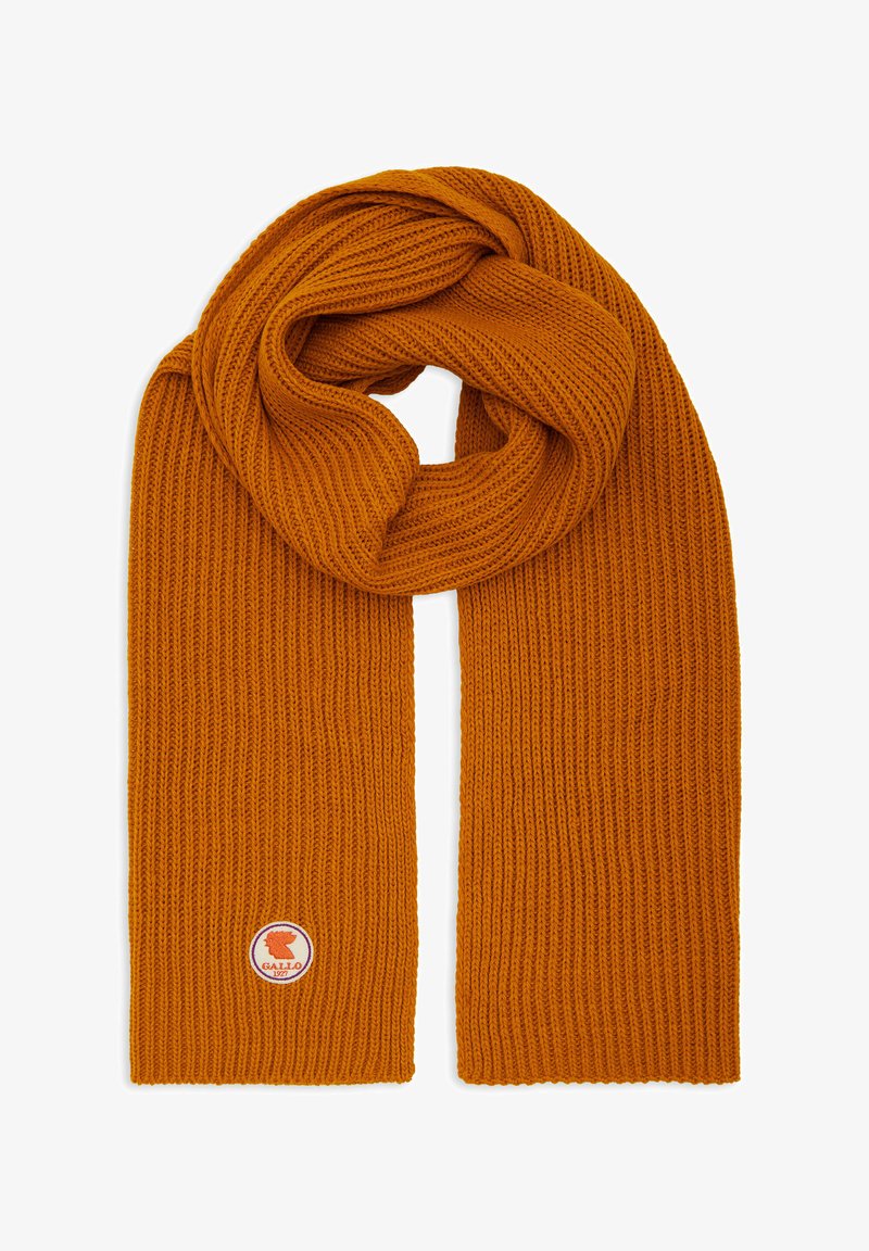 Scarf arancione a coste piegato a cerchio con una piccola toppa rotonda del logo Gallo 1927 vicino a un'estremità su uno sfondo bianco.