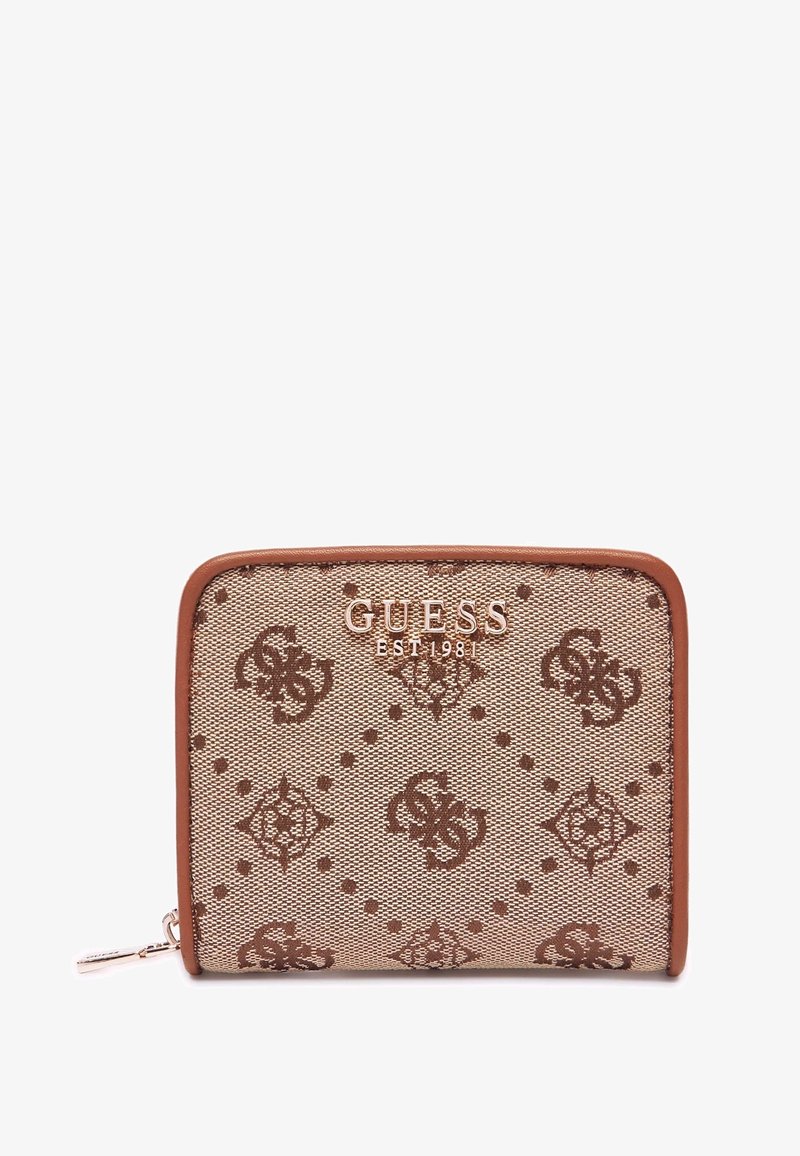 Cartera de tela marrón con estampado de logo, cierre de cremallera y ribete de cuero sintético. Presenta el logotipo dorado "GUESS EST 1981" en la parte frontal.