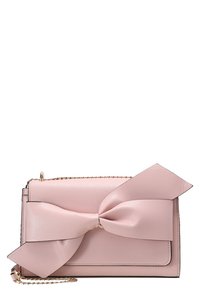 Różowa skórzana torebka kopertowa z dużą kokardą. Gładka faktura, prostokątny kształt, złoty łańcuszek i zapięcie na klapkę.