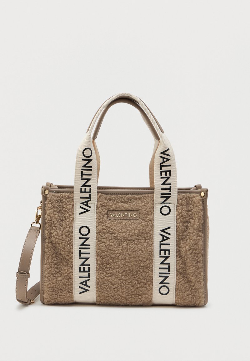 Kohvane valejõhvikas nahk käekott, millel on kaks pealmist sangaga ja eemaldatav õlavarre rihm, millel on kontrastsed mustad brändingud rihmadel.