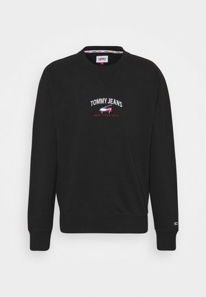 Czarny sweatshirt z okrągłym dekoltem, z białymi i czerwonymi haftami "TOMMY JEANS NEW YORK CITY" oraz ściągaczami na rękawach. Miękka tekstura i swobodny krój.