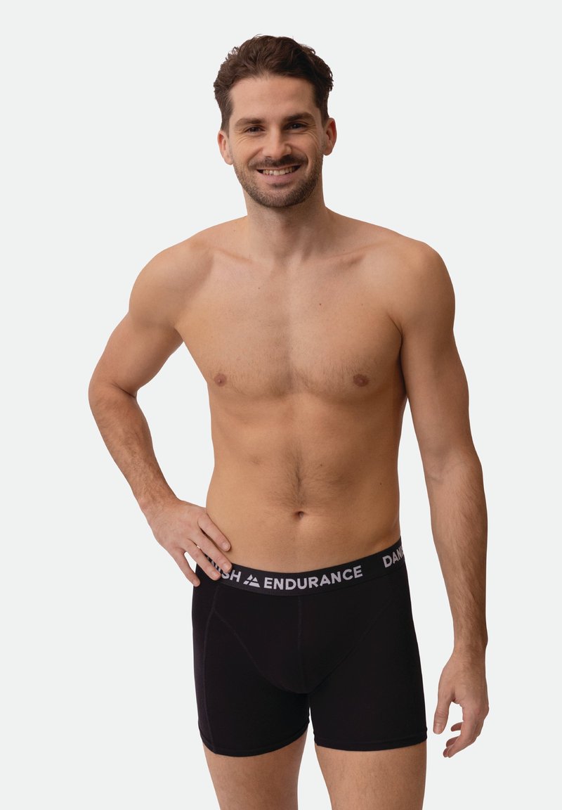 Černé boxerky z elastické tkaniny s kontrastním pasem s nápisem "Danish Endurance". Hladká textura a přiléhavý střih.