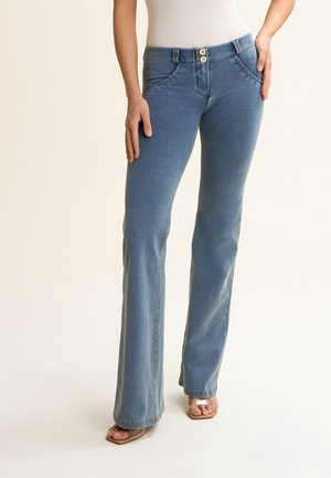 PUSH-UP - Jeans bootcut - denim blu medio yellow seams