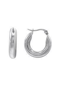 Orecchini a cerchio in argento con un design a più livelli. Presentano una finitura lucida, una forma curvata e un fermaglio sicuro.