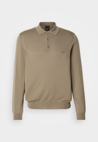Polo beige à manches longues avec trois boutons, poignets et ourlet côtelés, et petit logo brodé "BOSS" sur la poitrine.