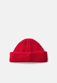Czerwona dziana czapka beanie z ribbowanym splotem, z podwiniętym mankietem i pionowymi szwami na górze, wykonana z miękkiego, elastycznego materiału.